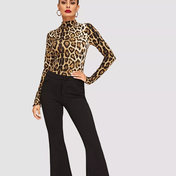 NEW 🌺 Leopard Print Mock Top - Picture 4 of 5